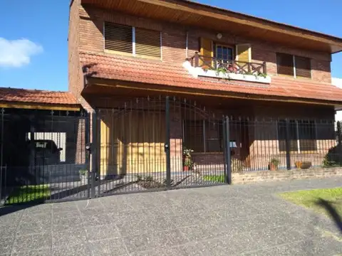 Amplia vivienda sobre Sempere 1678, Burzaco, Alte. Brown