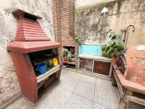 Casa 6 ambientes con 2 baños