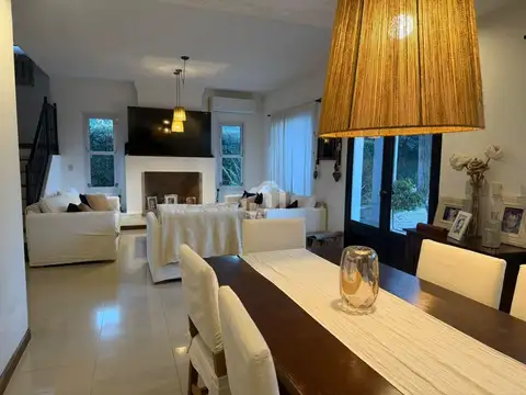 Casa 5 ambientes con 3 baños