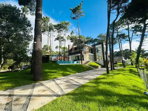 Casa en venta - 3 Dormitorios 3 Baños - Pinamar