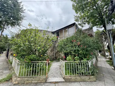 INTERESANTE PROPIEDAD PARA REFACCIONAR EN OLIVOS, IDEAL DOS FAMILIAS.