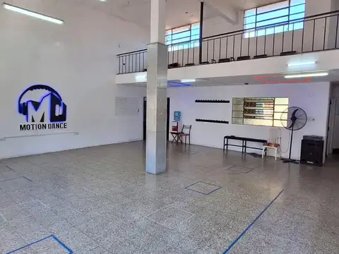 GRAN LOCAL EN VENTA en ZONA SUR de Rosario, con patio, cochera, 2 baños y oficinas.