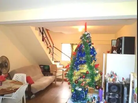 Helguera 4900* - 1er Piso por Escalera -  Dúplex 3 Ambientes  c/frente  C/   BALCON TERRAZA - Sup. Total 71  m² - Por m² 2042