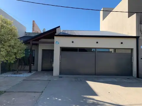 VENTA CASA DESTACADA CON PILETA Y QUINCHO