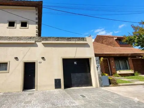 Excelente casa de estilo moderno de 4 ambientes en Haedo Sur.