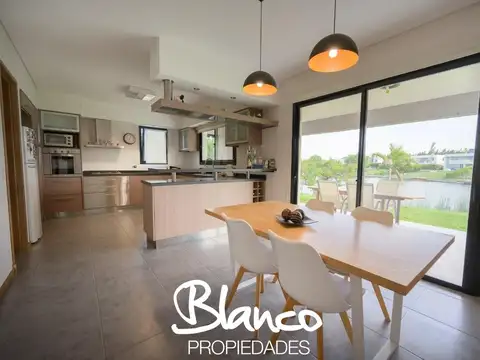 Casa en Alquiler con 2 cocheras
