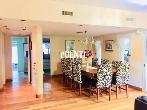 Casa 5 ambientes con 4 baños