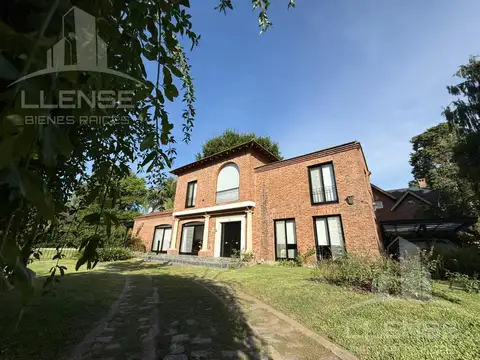 Casa de 5 ambientes con piscina, galería y gran parque en venta - Country Club El Carmen