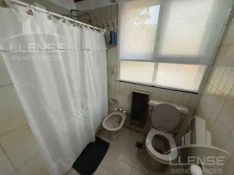 Casa de 5 ambientes con piscina, galería y gran parque en venta - Country Club El Carmen