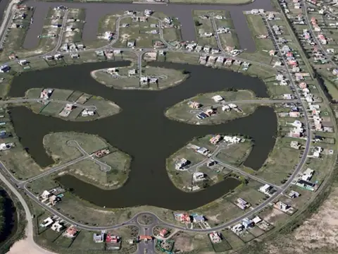Amplio lote al rio, barrio San Marcos Villanueva