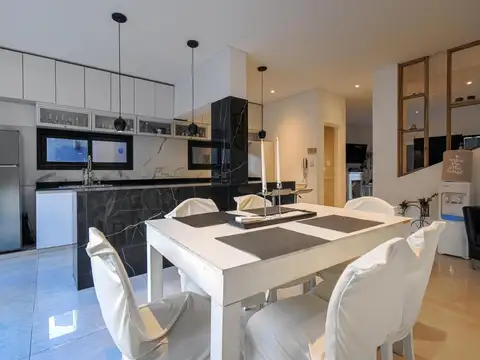 Casa en Alquiler con 2 cocheras