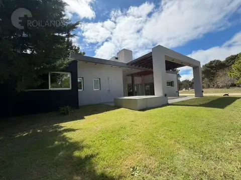 Casa 3 ambientes galería quincho en lote parquizado de 1000m2 en Costayres