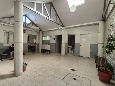 Oficina 14 ambientes con 3 baños