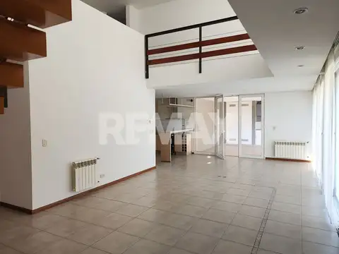 Casa en Alquiler con 1 cochera