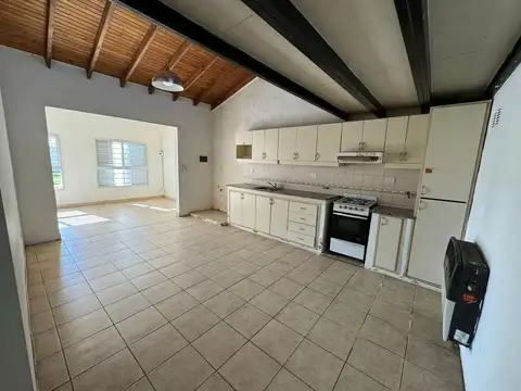Casa en Alquiler con 3 cocheras