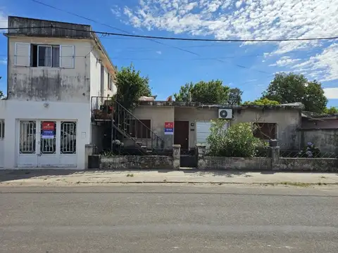 Casa de cuatro dormitorios y tres  baños, con cochera y jardin