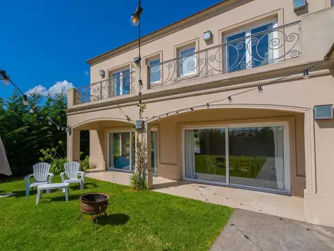 Casa en Venta con 2 cocheras