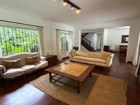 Casa 8 ambientes con 3 baños