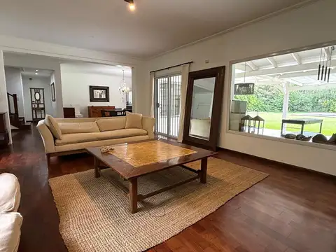 Casa 8 ambientes con 3 baños