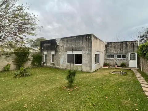 Casa 3 ambientes Paso Del Rey, con parrilla, patio y cochera