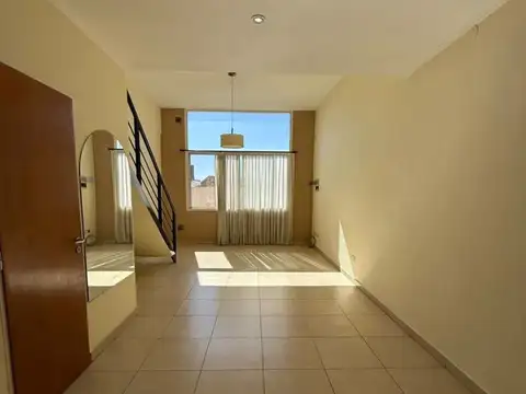 Excelente depto de 3 ambientes con cochera fija cubierta. Muy luminoso a una cuadra de Av Mitre.