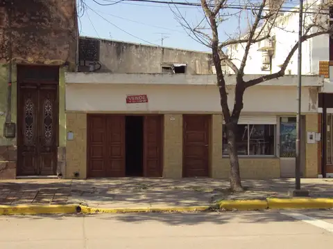 Venta Casa Frente Plaza Principal.Amplias Comodidades *