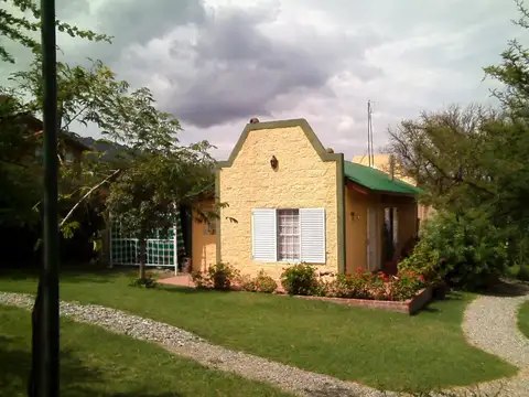 Hermosa casa en Villa Elena sobre asfalto