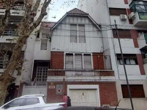 VENTA CASA EN FLORES CON 7 AMBIENTES FONDO LIBRE