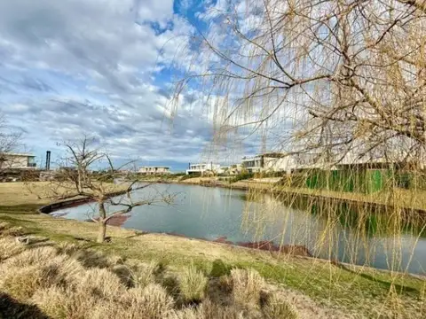 Lote en venta al agua en el barrio Virazon, Nordelta
