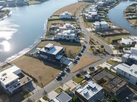 Lote en venta al agua en el barrio Virazon, Nordelta