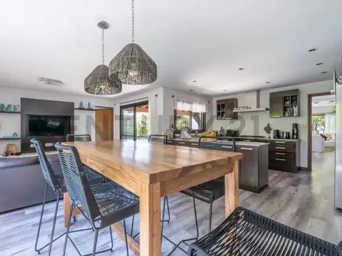 Casa en Venta con 4 cocheras