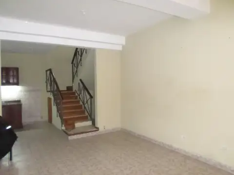 AMPLIO 3 AMBIENTES DESARROLLADO EN DOS PLANTAS - PATIO Y TERRAZA - SIN EXPENSAS