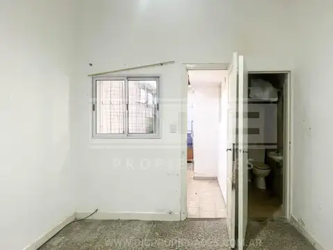 Monteagudo  al 2400, entre Edison y Dorrego