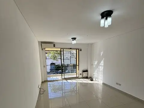 EXCELENTE 1 AMB PISO 1° AL FRENTE BALCON LUMINOSO 38m2tot. "IMPECABLE"