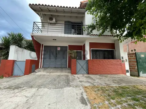 VENTA - CASA 5 AMBIENTES CON COCHERA