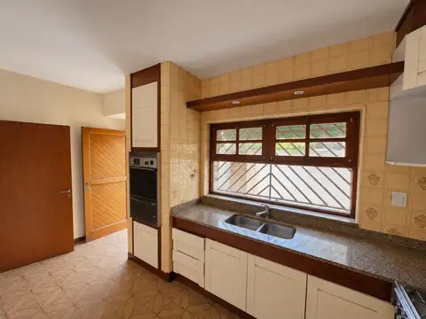 Casa en Venta con 4 cocheras