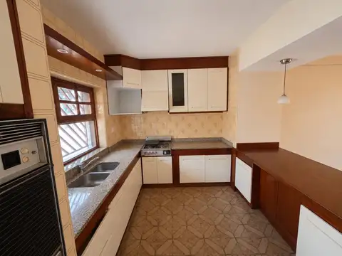 Casa 5 ambientes con 4 baños