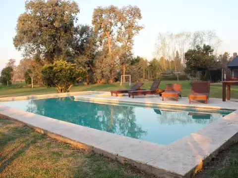 Venta Casa 4 Ambientes con Piscina y Vista al Campo en Parque Exaltación