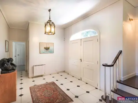 Casa 9 ambientes con 4 baños