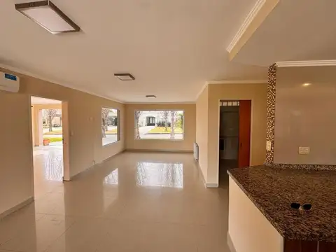 Casa 5 ambientes con 4 baños