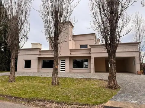 Casa en Venta con 4 cocheras
