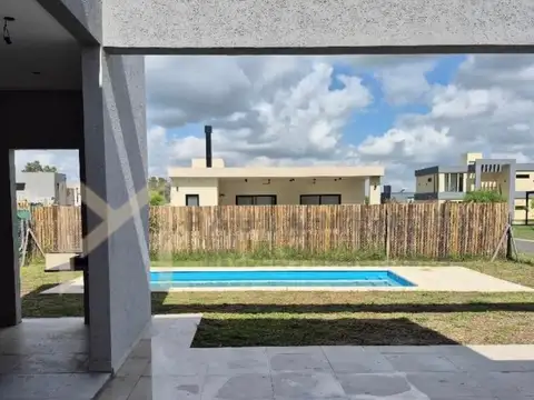 Casa Chalet  en Venta en Santa Elisa, Pilar del Este, Pilar