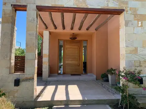 Casa en Alquiler con 1 cochera