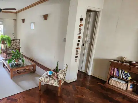 Muy Bajas Expensas-Amplio en 1°Piso x escalera. 4/5 ambientes.143 m2. 2 Balcones