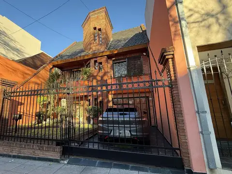 Venta Casa 5 ambientes con Pileta, Parrilla y Cochera - Flores- Apto Credito