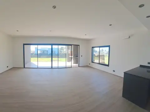Casa en Venta con 3 cocheras