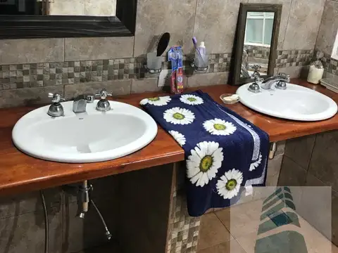 Casa en Venta con 3 cocheras