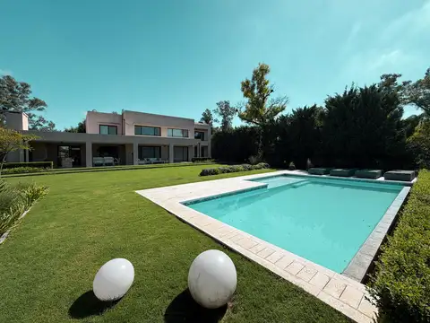 Casa 8 ambientes con 6 baños