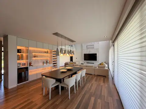 Casa 8 ambientes con 6 baños