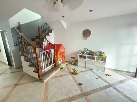 Casa en Venta en Parque Avellaneda con cochera  para 2 Autos y Amplios Espacios